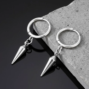 Détail de boucles d'oreilles créoles en acier inoxydable avec pendentifs coniques