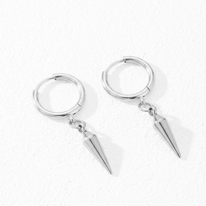 Boucles d'oreilles créoles en acier poli avec pendentif pic au style punk minimaliste