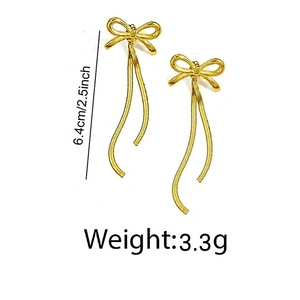Détail des boucles d'oreilles nœud plaqué or 18K montrant la longueur 6,4cm et le poids 3,3g