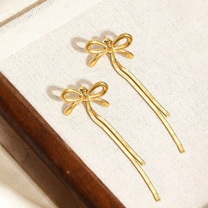Boucles d'oreilles nœud en acier inoxydable plaqué or 18 carats avec longues franges