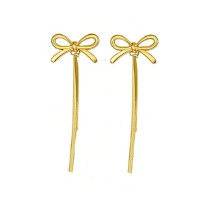 Boucles d'oreilles nœud papillon plaquées or 18K avec longues chaînes serpent sur blanc