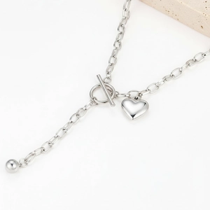 Collana a Y in acciaio inossidabile con pendente a cuore e chiusura a levetta rifinita