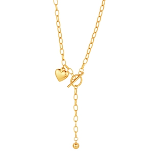 Dettaglio della collana con pendente a cuore in oro 18K, chiusura a T e catena a goccia