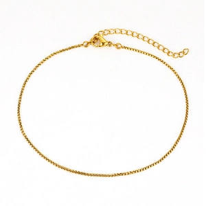 Détail de la chaîne de cheville en acier inoxydable plaqué or 18K avec fermoir mousqueton