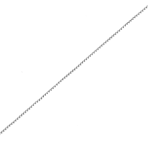 Bracelet de cheville minimaliste en acier inoxydable plaqué or 18K sur fond blanc