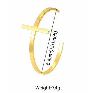 Detail shot of 18K gold plated cross cuff bracelet with 6.4cm diameter and 9.4g weight