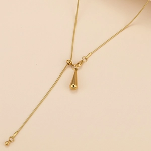 Détail du pendentif goutte d'or ajustable sur une chaîne serpent délicate