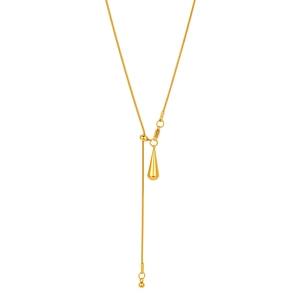 Détail d'un collier en Y en maille serpent dorée polie avec un pendentif goutte élégant