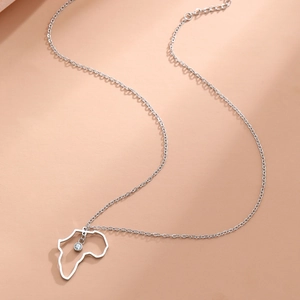 Collana minimalista in acciaio inossidabile con ciondolo mappa Africa e uno zircone