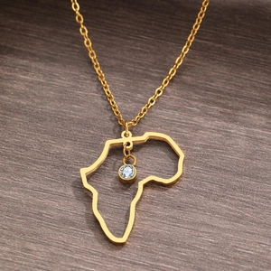 Dettaglio del ciondolo mappa Africa dorato con zircone su collana in acciaio inossidabile