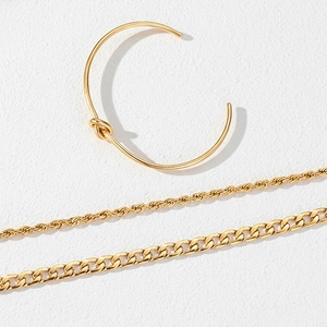 Set di tre gioielli in acciaio inossidabile dorato con bracciale a nodo e catene