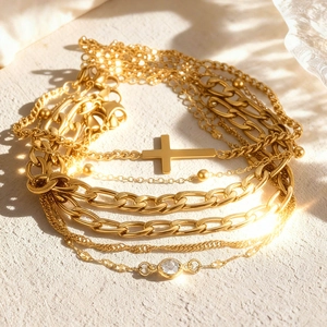 Ensemble de bracelets multicouches en acier doré avec pendentif croix et zircon