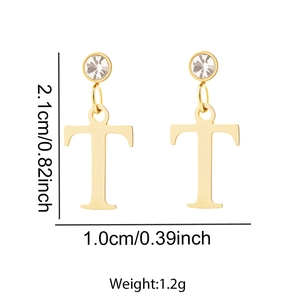 Détail des boucles d'oreilles lettre T plaquées or 18K avec dimensions et poids