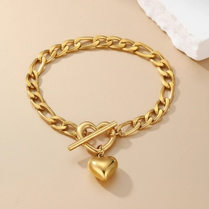 Golden Figaro chain bracelet featuring a 3D heart pendant and stylish toggle heart clasp