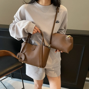Braunes Taschen-Set aus strukturiertem Leder mit Elefanten-Anhänger und kleiner Tasche