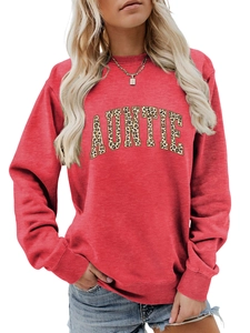 Détail du sweat à col rond rouge avec lettrage Auntie et motif léopard élégant