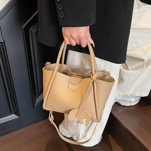 Khaki Eimer-Tasche aus strukturiertem Leder mit Elefanten-Anhänger und Schultergurt
