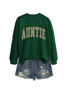 Détail du sweat-shirt vert avec imprimé léopard AUNTIE et short en jean vieilli