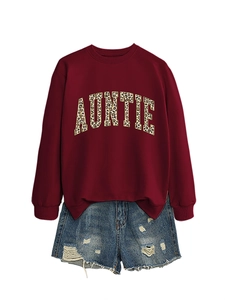 Détail d'un sweat bordeaux avec texte AUNTIE imprimé léopard et short en jean déchiré