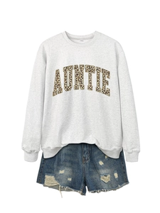 Mise à plat du sweat-shirt gris Auntie avec lettres léopard et short en jean
