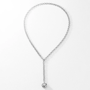 Collier en Y minimaliste en acier inoxydable avec pendentif cœur poli sur fond blanc