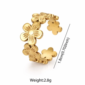 Dettaglio anello dorato a fiori con indicazione diametro 1,8 cm e peso di 2,8 g
