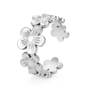 Dettaglio dell'anello regolabile in argento con motivi di fiori a cinque petali