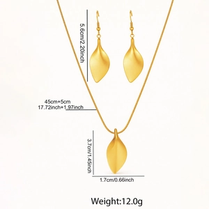 Dettaglio del set di gioielli a foglia d'oro con finitura opaca e misure precise