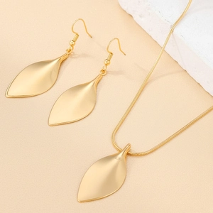 Elegante set di collana con ciondolo a foglia dorata e orecchini a cerchio