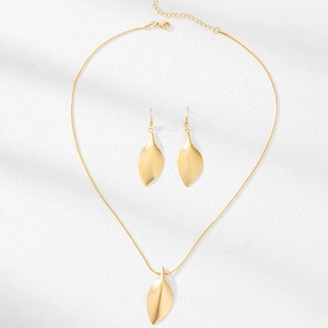 Dettaglio del set collana e orecchini a foglia dorata con finitura opaca e satinata