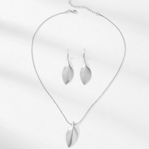 Set minimalista con collana e orecchini a forma di foglia in argento opaco