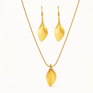 Set di gioielli dorati con collana a ciondolo a foglia e orecchini coordinati eleganti