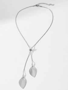 Dettaglio della collana a goccia argento con ciondoli a foglia opaca e catena regolabile