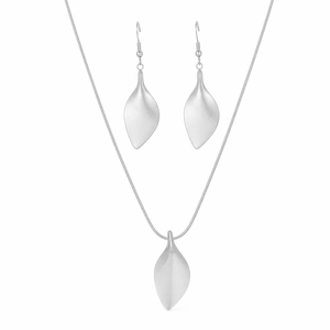 Set di gioielli in argento opaco con collana a foglia e orecchini a goccia coordinati