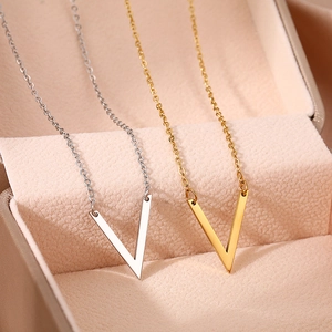Collier avec pendentif lettre V en acier inoxydable poli disponible en or et argent