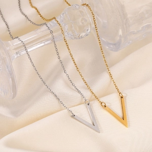 Colliers avec pendentif en V minimalistes en or et argent avec chaînes en acier poli