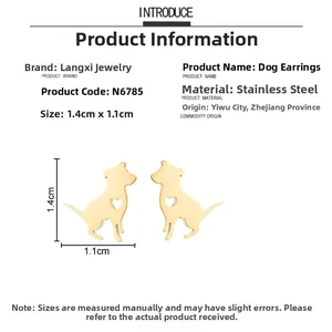 Détail de boucles d'oreilles chien dorées avec cœur ajouré et dimensions 1,1x1,4 cm
