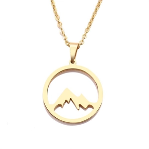 Gros plan du collier en acier doré avec pendentif rond évidé motif montagne