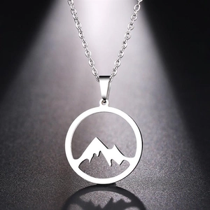 Détail du pendentif montagne argenté avec design ajouré et sa chaîne fine en acier inoxydable