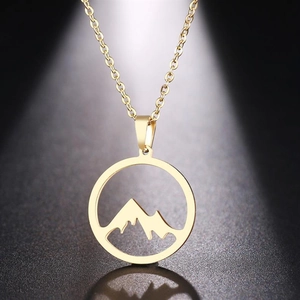 Détail du collier avec pendentif montagne évidé en acier inoxydable plaqué or sous vide