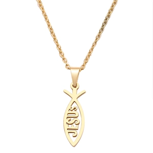 Gros plan du pendentif poisson Ichthys doré avec découpe Jesus sur chaîne en O