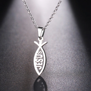 Détail macro du pendentif Ichthys en acier avec lettrage Jesus ajouré sur chaîne fine
