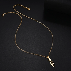 Détail du pendentif Ichthys doré en acier inoxydable avec lettrage Jésus évidé