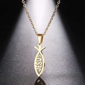 Collier avec pendentif poisson Jésus en acier doré avec design Ichthys sur fond noir mat