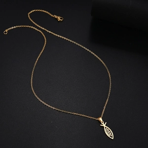 Collier avec pendentif poisson Jésus en acier inoxydable doré sur fond noir minimaliste
