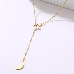 Detalle de collar en Y dorado con colgantes de estrella hueca y luna creciente elegante