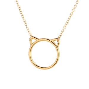 Minimalistische goldene Katzenohr-Halskette mit filigraner Gliederkette auf weißem Grund