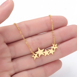 Collier en acier inoxydable doré avec pendentifs étoiles multiples sur une chaîne fine