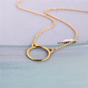Goldene Halskette mit Katzenohren-Anhänger und eleganter feiner Gliederkette