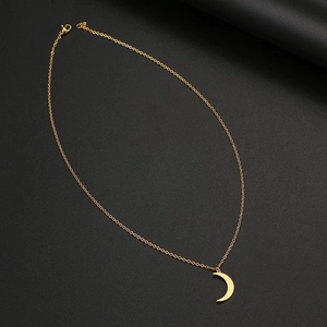 Collier avec pendentif lune doré minimaliste sur fond noir texturé élégant pour femme